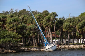 Bote de un abogado de accidentes encallado en Jacksonville