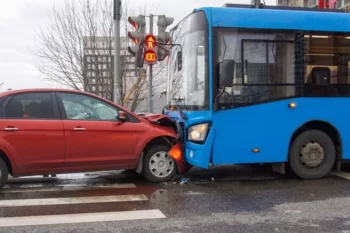 Colision frontal automovil y autobus accidente automovilistico accidente de trafico