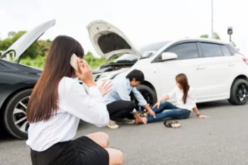 Mujer conductor estresada sentada en la carretera despues de un accidente de trafico estres accidentes