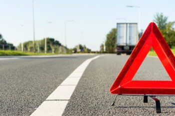 camion-carga-accidente-en-carretera-tipo-jackknife-transito