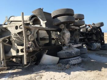 trailer-camion-18-ruedas-volteado-en-carretera-accidente-transporte-de-carga