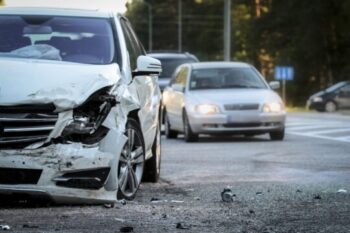 Auto dañado tras un accidente de golpe y fuga en Miramar Beach