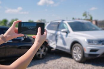 Abogado fotografiando un accidente tipo T-bone en Tallahassee