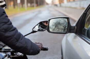 Abogado en accidente de motocicleta por conducir entre carriles