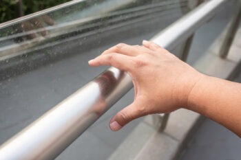 Victim needs a Jacksonville lawyer after a handrail accident