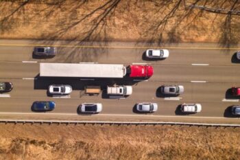 Vista aérea de un accidente de camión en la I-10 de Jacksonville